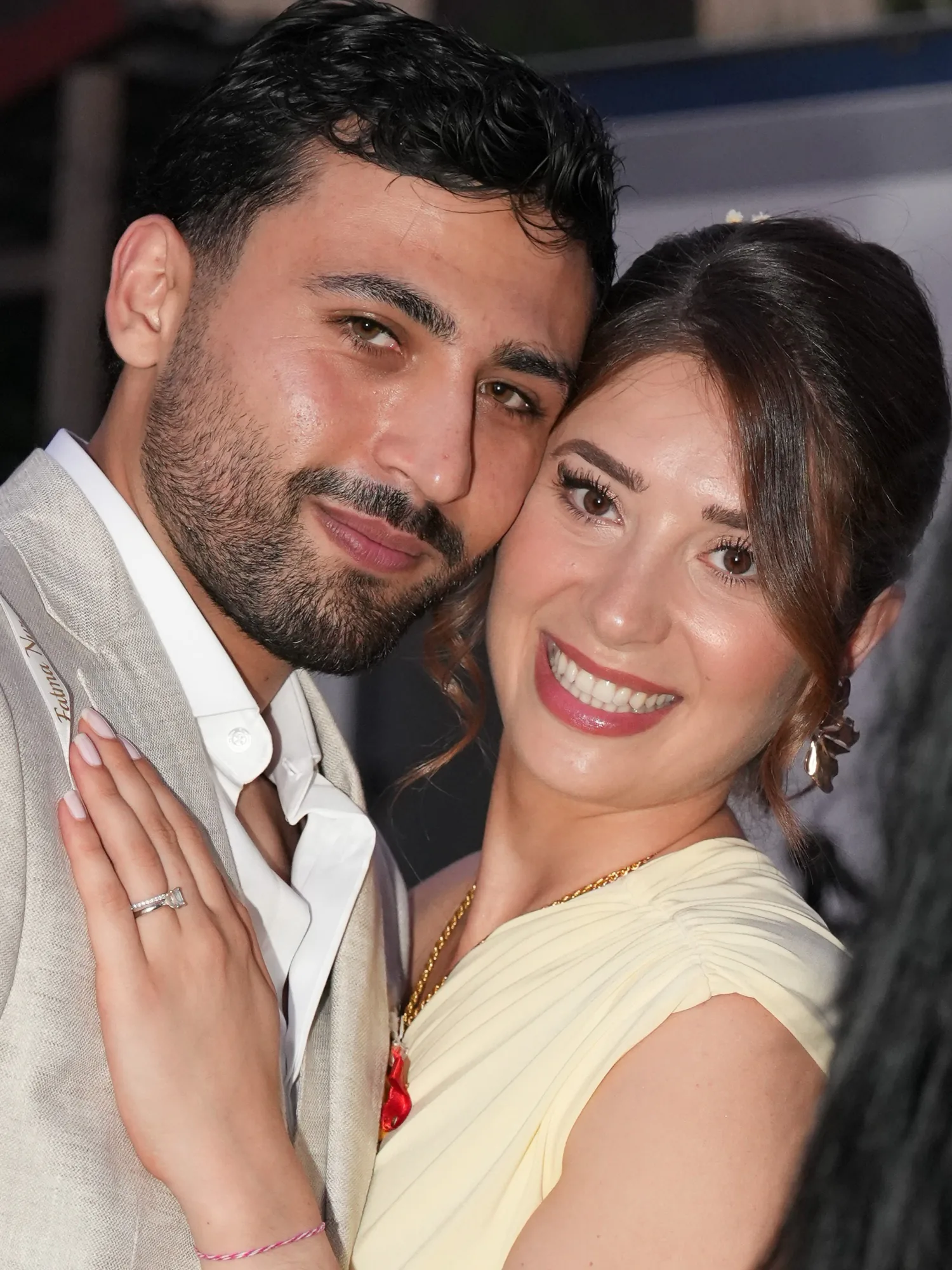 Fatma Nur et Serkan joue contre joue