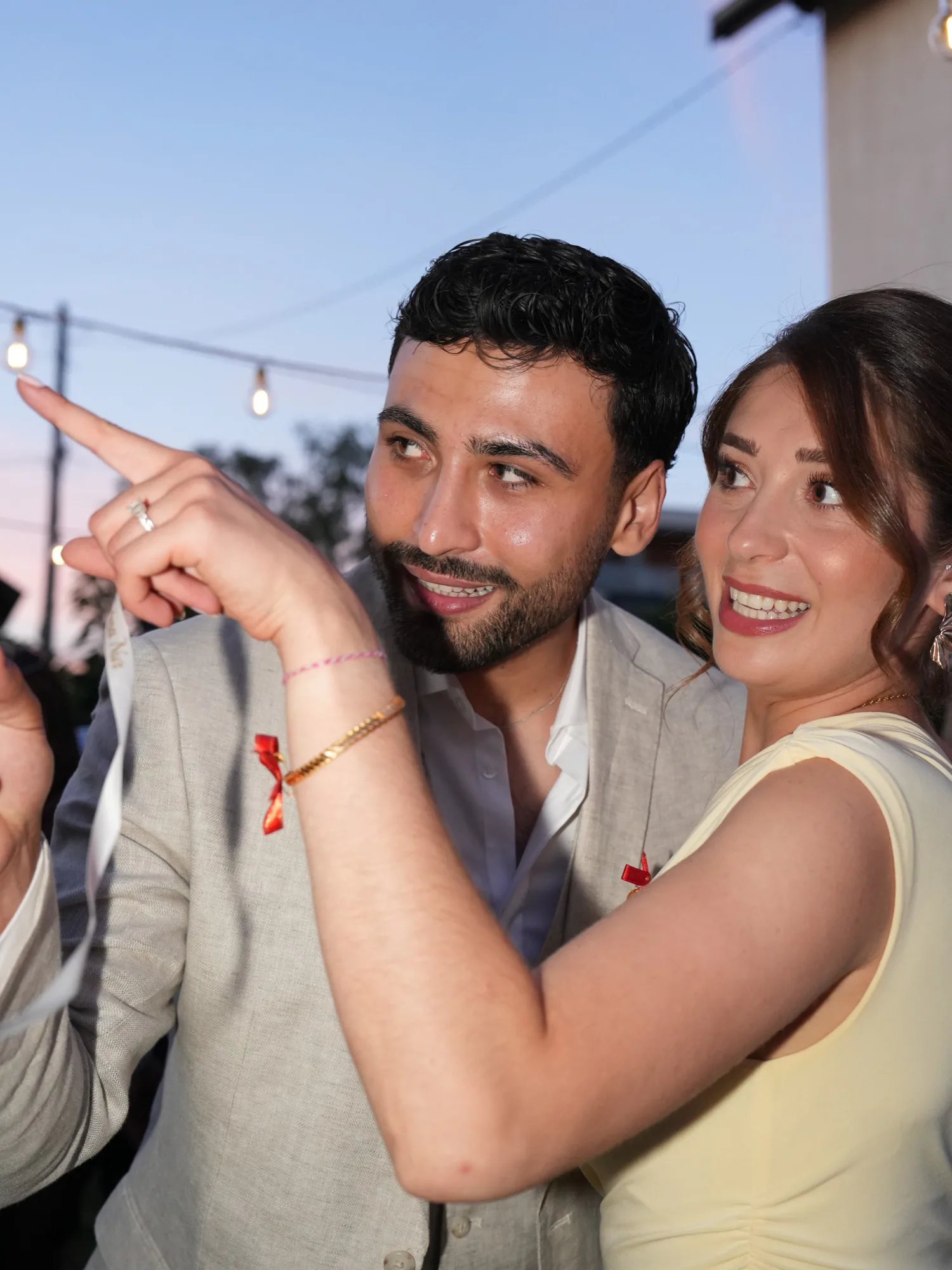 Fatma Nur & Serkan — Serkan montre quelque chose à Fatma Nur
