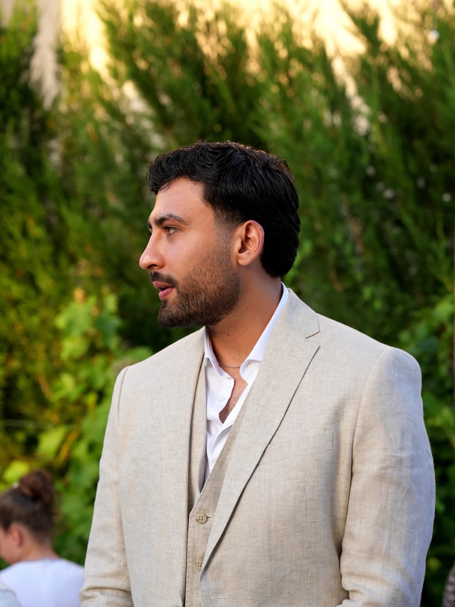 Serkan regarde au loin dans le jardin