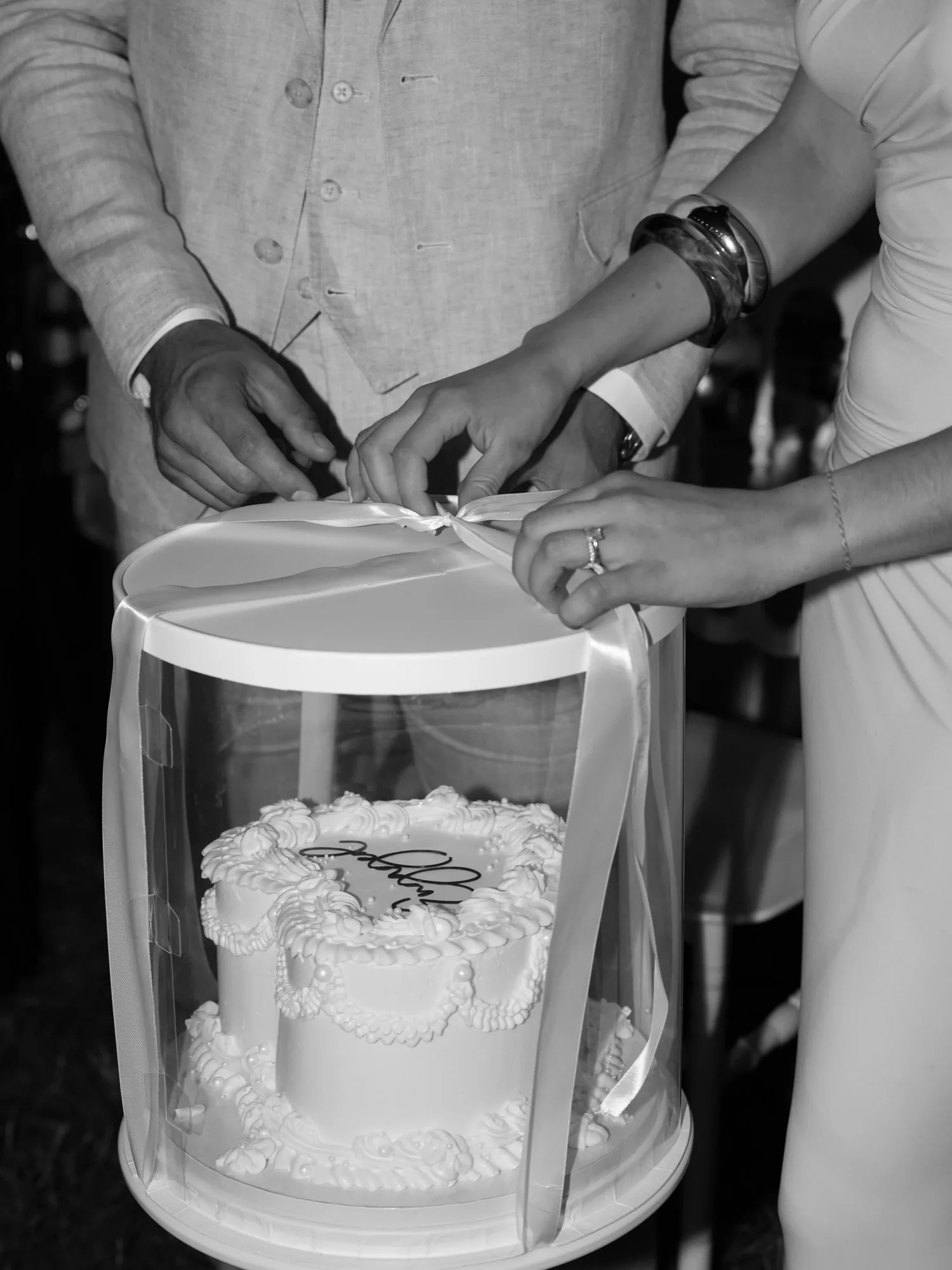 Fatma Nur & Serkan — Le gâteau, en noir et blanc