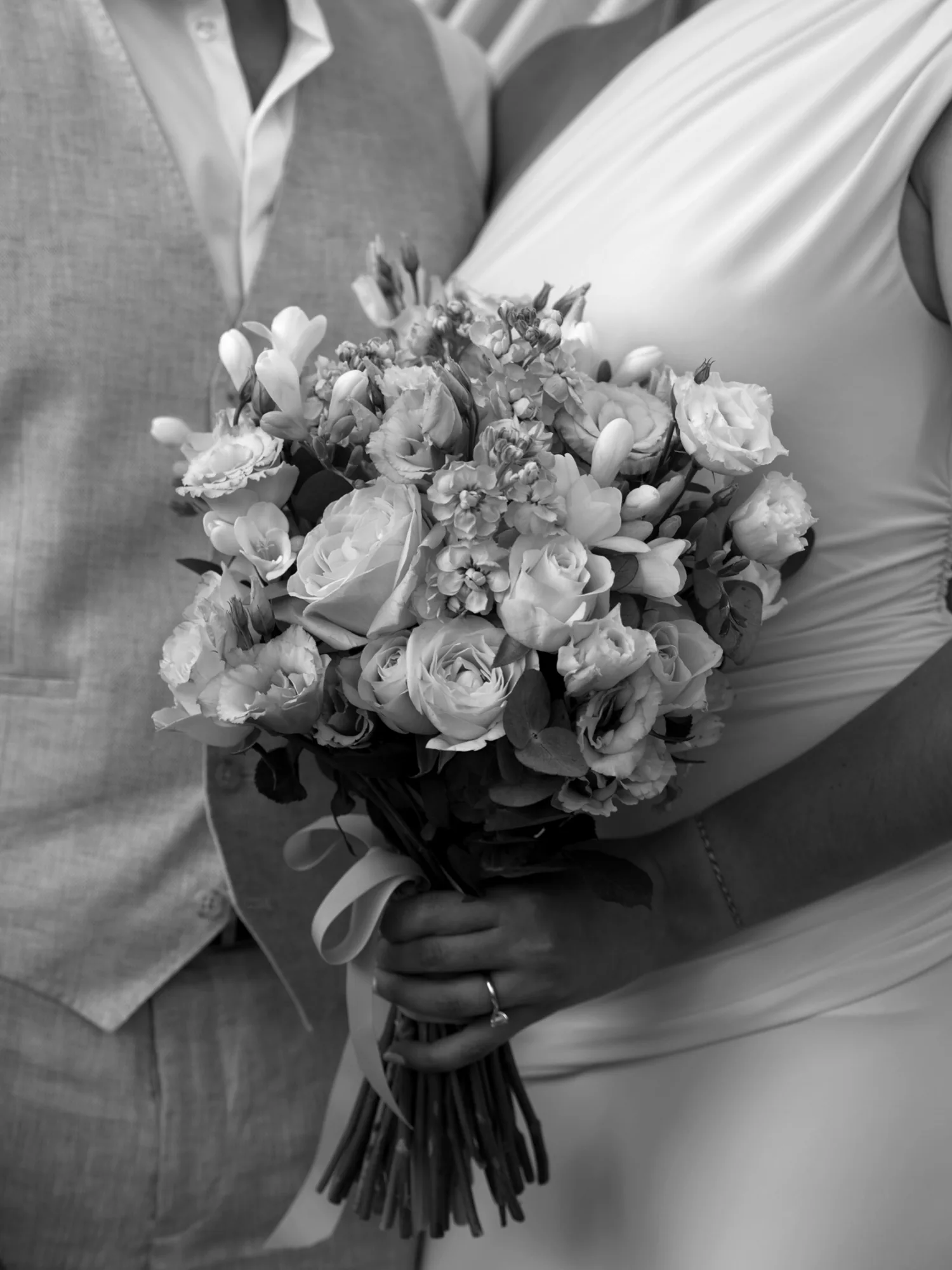 Fatma Nur & Serkan — Le bouquet, en noir et blanc