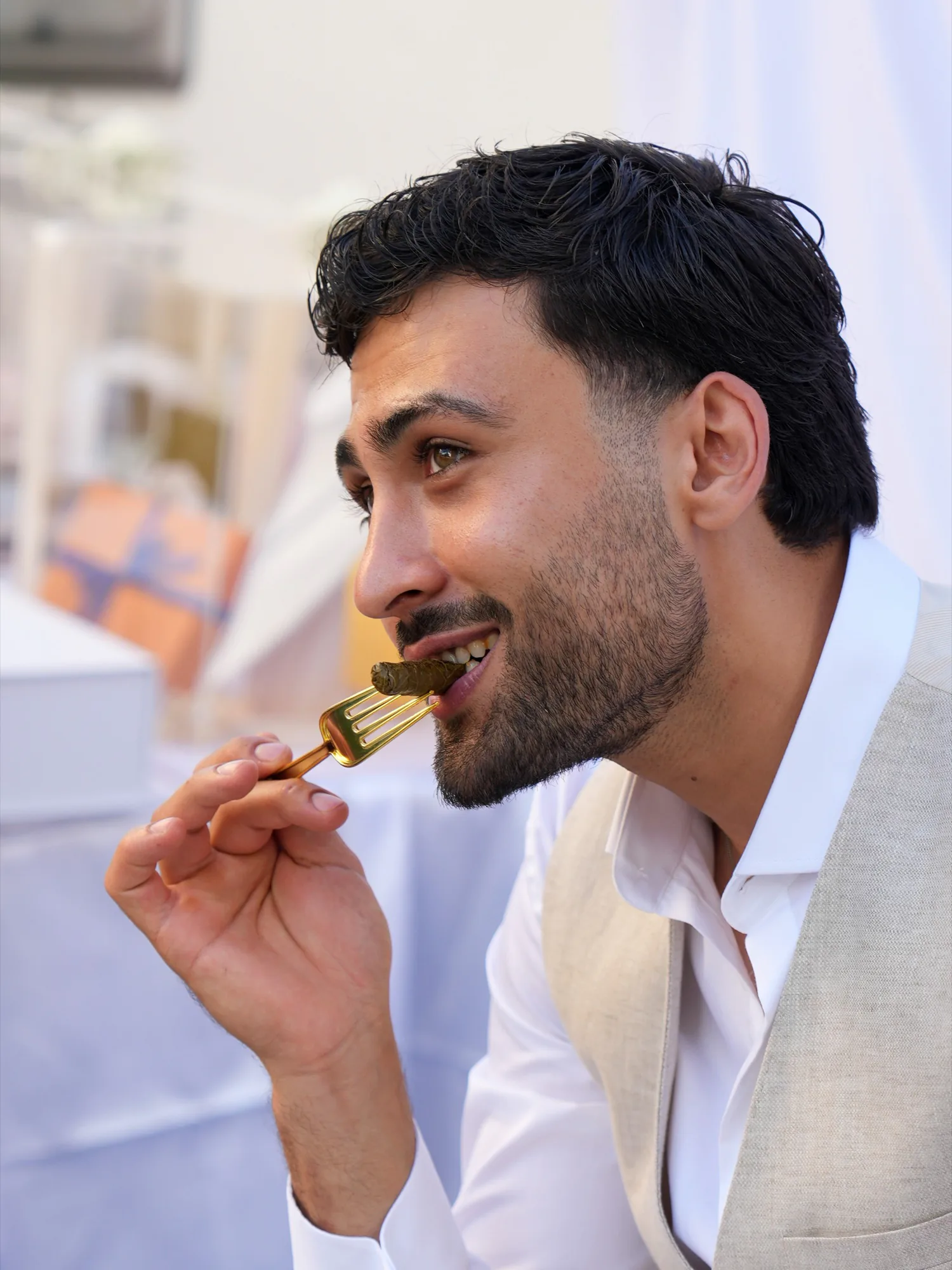 Fatma Nur & Serkan — Serkan goûte au dessert