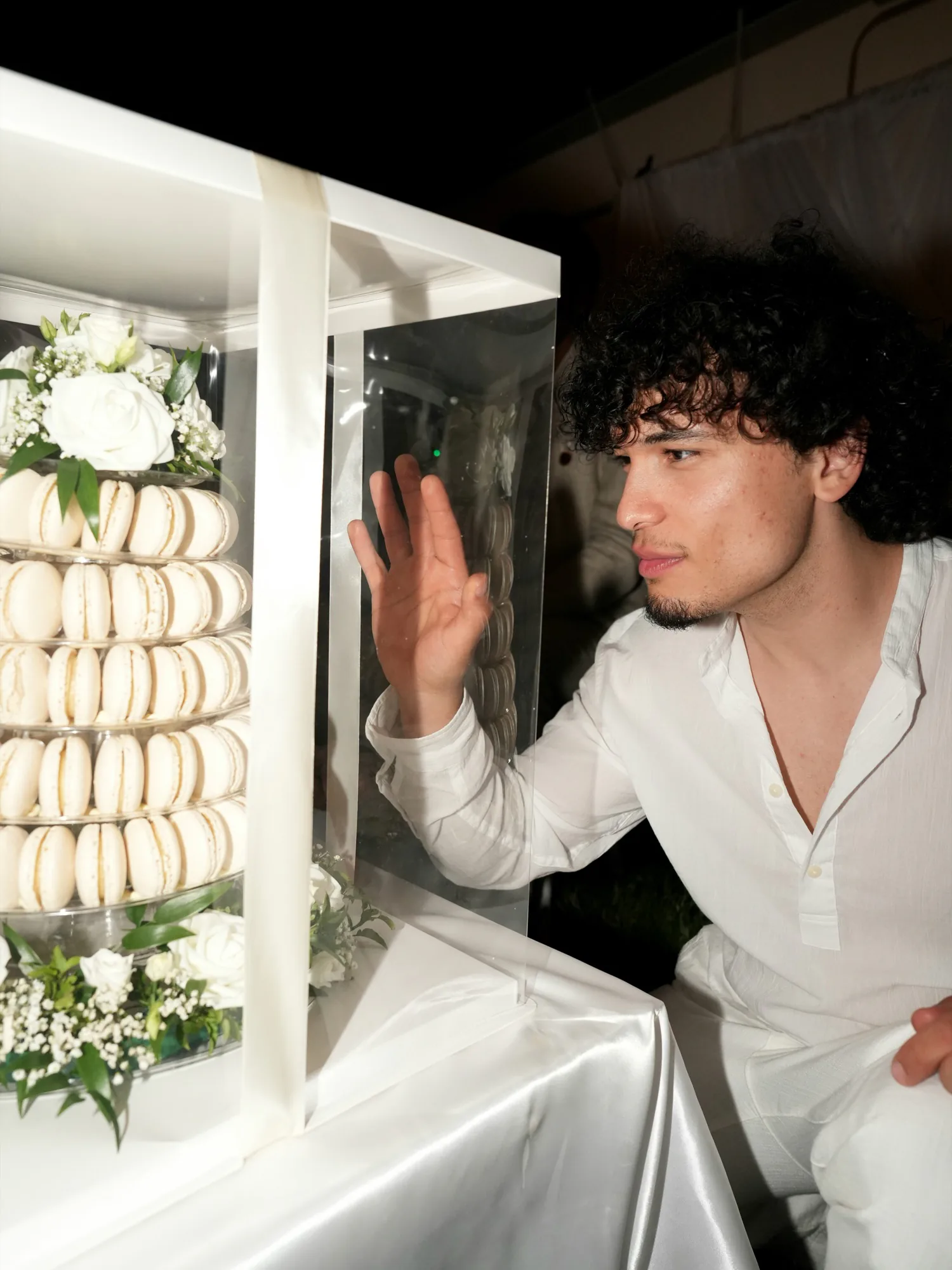 Fatma Nur & Serkan — Devant la vitrine de macarons